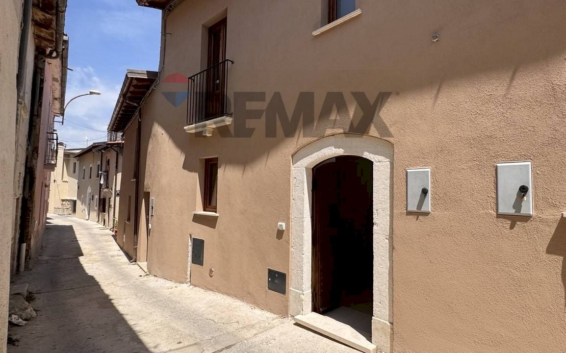 Edificio all\'aperto - Casa semi indipendente via Centrale
 
21, L'Aquila - foto 1