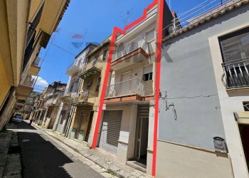 Edificio all\'aperto - Casa indipendente Via Colonnello Umberto Maddalena
 
75, Ragusa - foto 1
