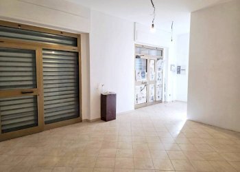 Interno non residenziale - Negozio via Varesina, 55, Milano (zona Villapizzone) - foto 1