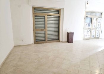 Interno non residenziale - Negozio via Varesina, 55, Milano (zona Villapizzone) - foto 2