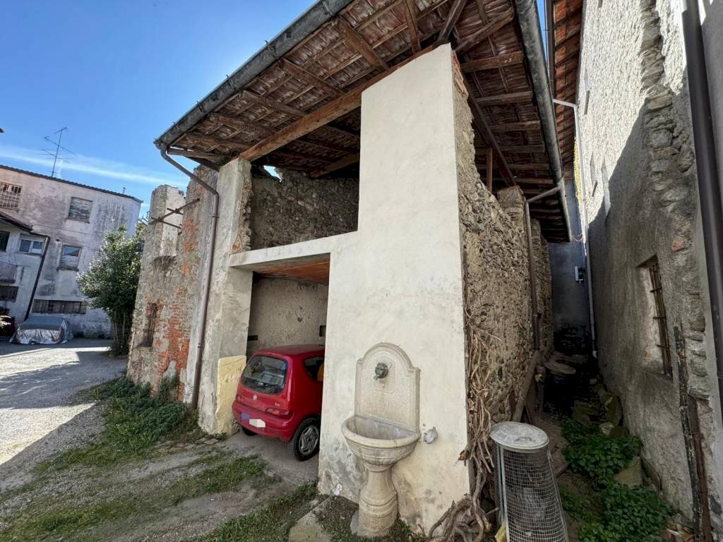 Facciata - Rustico via Giuseppe Mazzini, 11, Taino - foto 2