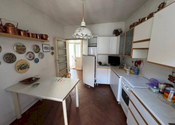 Cucina - Appartamento via Giuseppe Mazzini, 11, Taino - foto 4