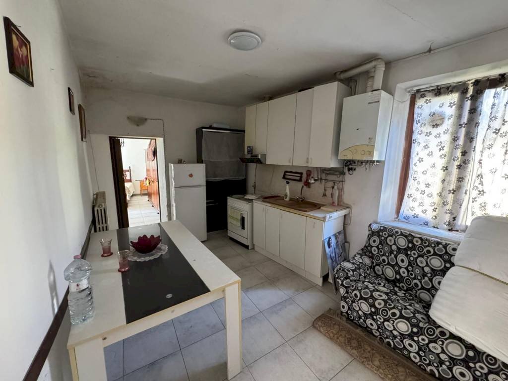 Cucina - Appartamento via Giuseppe Mazzini, 11, Taino - foto 1