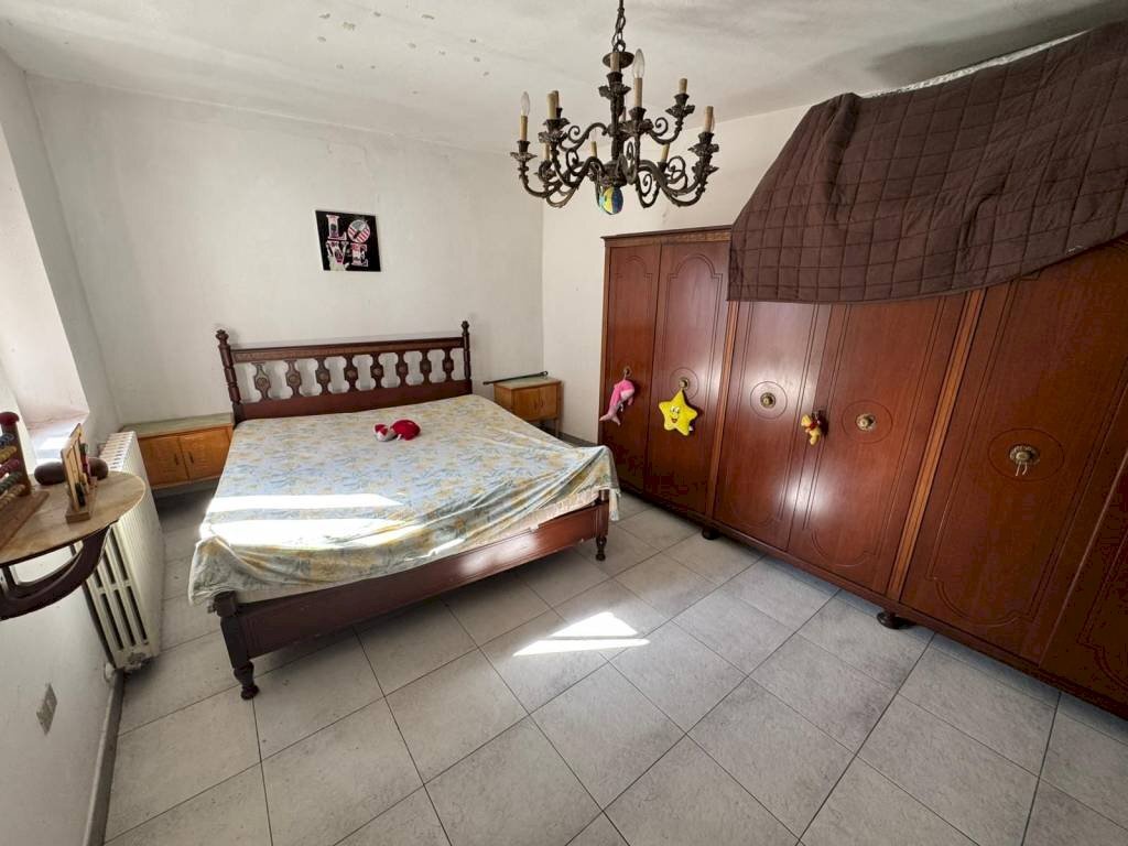 Camera da letto - Appartamento via Giuseppe Mazzini, 11, Taino - foto 2