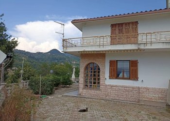 Facciata - Villa via 25 Aprile, 35, Sant'Olcese - foto 1