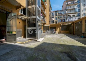Cortile interno - Three-room apartment via Carlo Denina, 2, Torino (neighborhood Vanchiglia) - photo 32