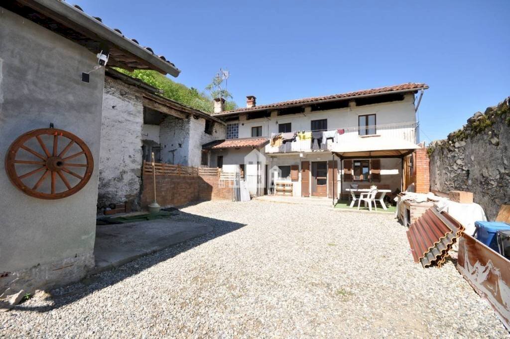 Cortile interno - Casa indipendente Località San Giuseppe, 5, Cuorgnè - foto 1