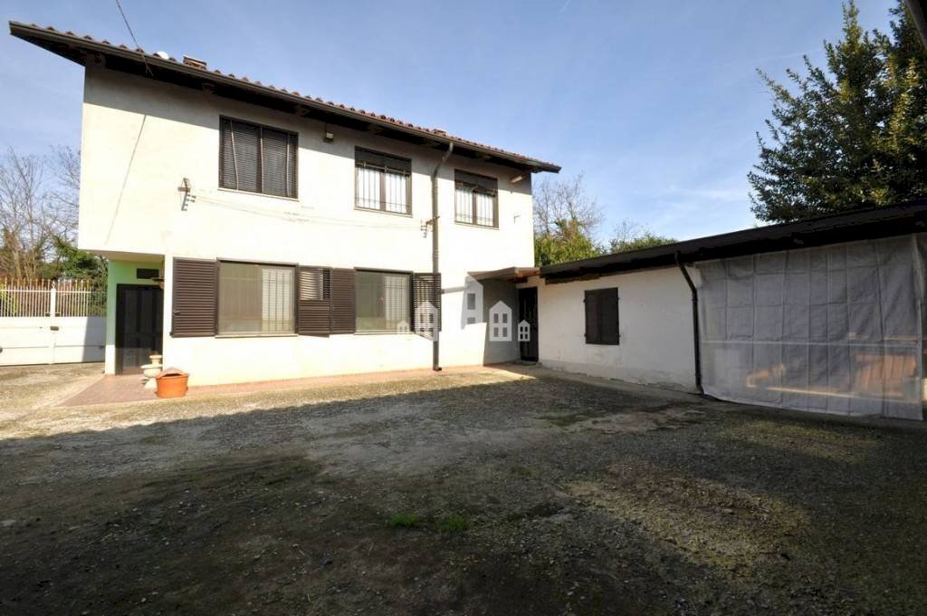 Facciata - Casa indipendente vicolo Madonna, 16, Rivarolo Canavese - foto 1