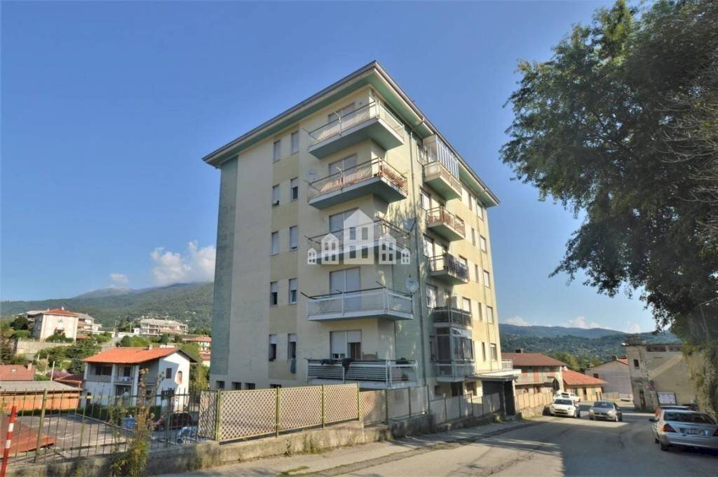 Facciata - Appartamento via Massimo D'Azeglio, 2, Cuorgnè - foto 2