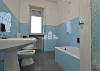 Bagno - Three-room apartment via Massimo D'Azeglio, 2, Cuorgnè - photo 12