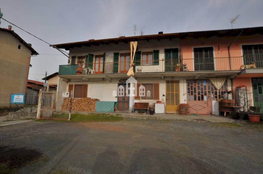 Facciata - Casa indipendente via delle Scuole, 18, Castellamonte - foto 1