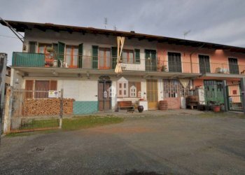 Facciata - Casa indipendente via delle Scuole, 18, Castellamonte - foto 5