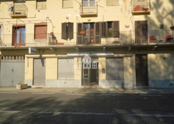 Facciata - Negozio Località Turina, 24, Cuorgnè - foto 13