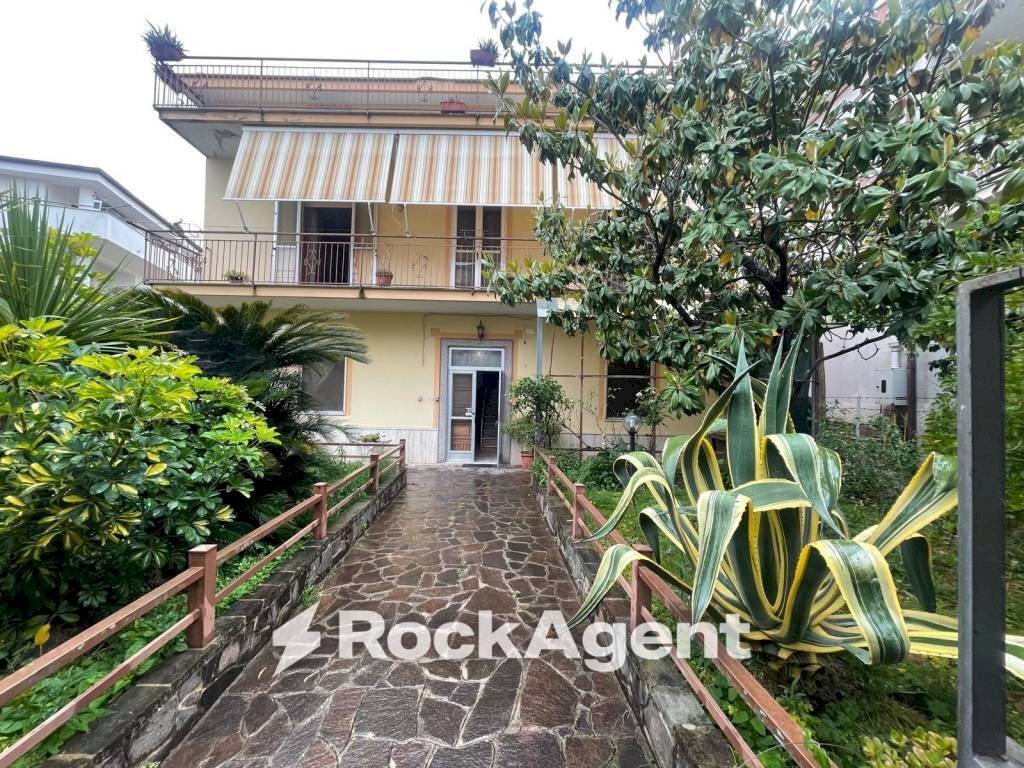 Cortile interno - Villa via Imperia, 17, Albanella - foto 1