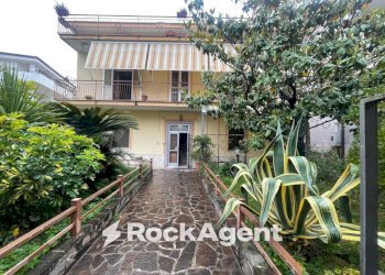 Cortile interno - Villa via Imperia, 17, Albanella - foto 1