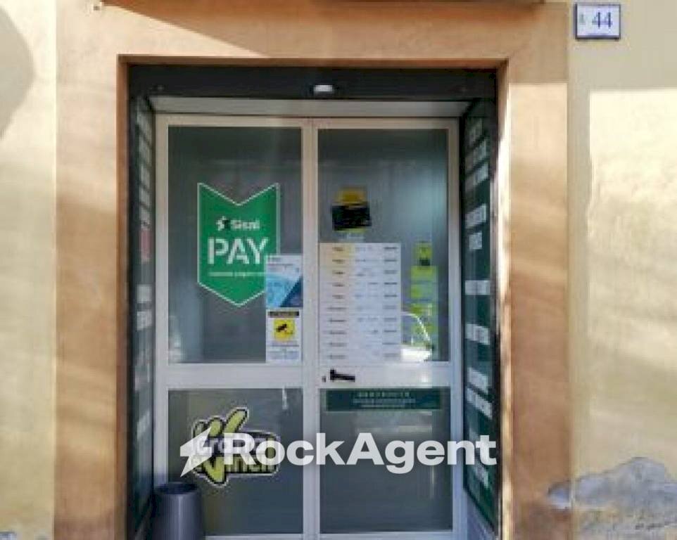 Facciata - Negozio piazza Roma, 20, Piedimonte Matese - foto 2