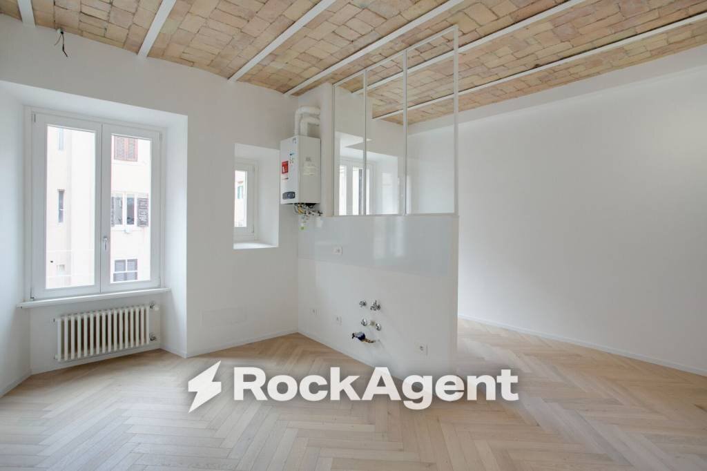 Salone - One-room apartment via Germanico, 170, Roma - photo 1