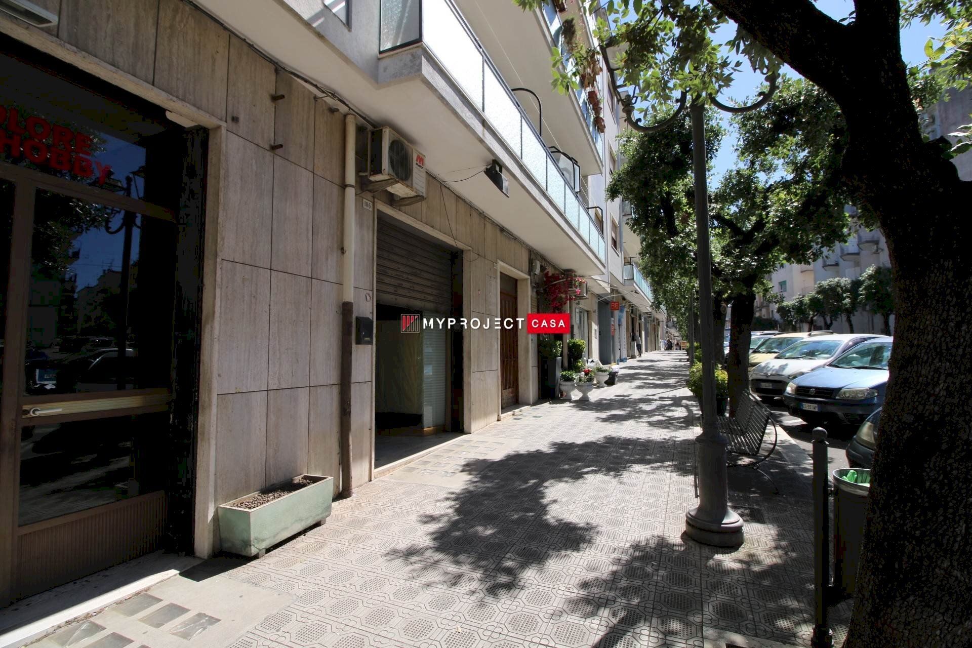 Shop Viale Della Libertà, Martina Franca - photo 2
