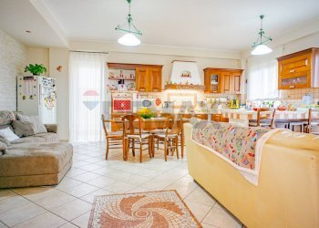Sala da pranzo - Apartment Via VI Retta Levante
 
4, Belpasso - photo 3