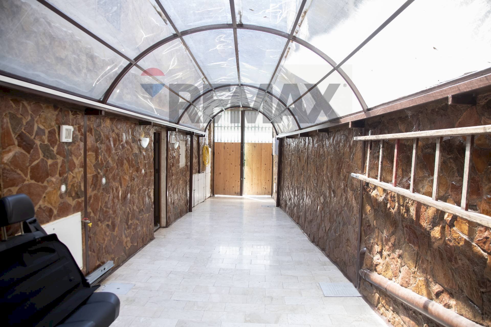 Ricezione / Lobby - Appartamento Via Gian Filippo Ingrassia
 
6/8/12, Palermo - foto 1