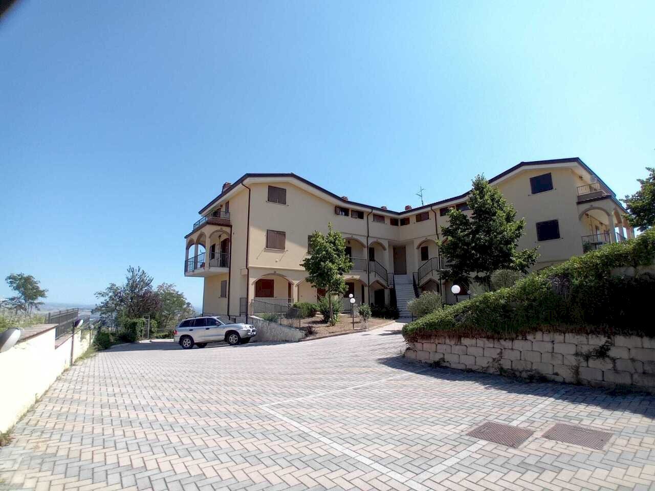 07 FACCIATA - Appartamento Via Margherita d'Austria 29, Abbateggio - foto 1