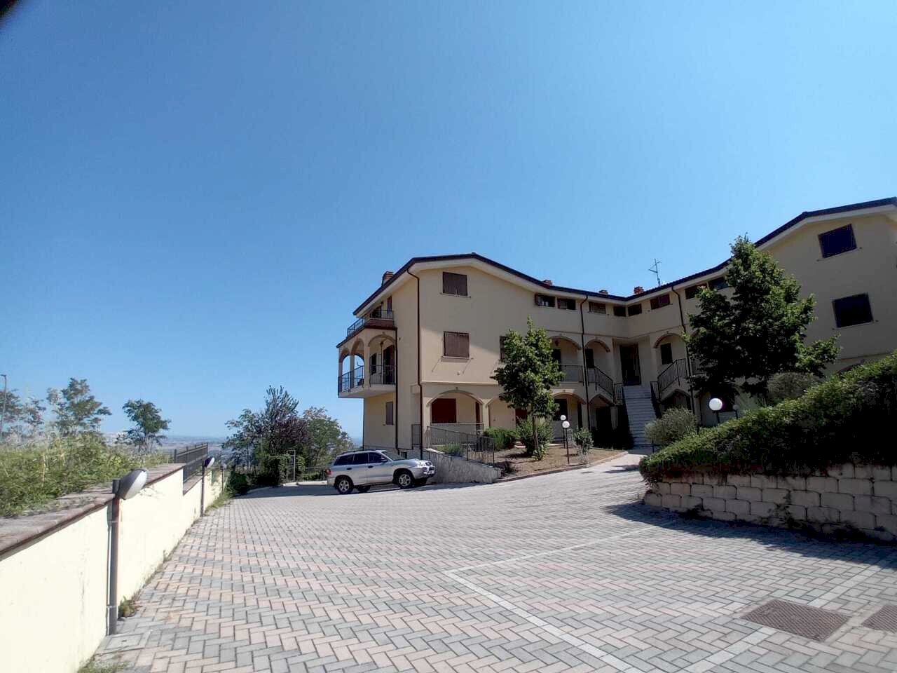 08 FACCIATA - Appartamento Via Margherita d'Austria 29, Abbateggio - foto 3