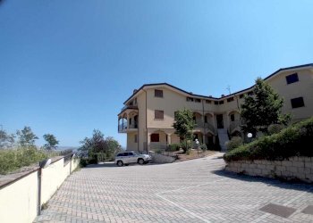 08 FACCIATA - Appartamento Via Margherita d'Austria 29, Abbateggio - foto 3