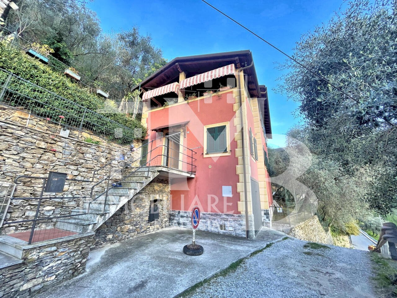 LA CASA BIFAMIGLIARE E LA ZONA PER PARCHEGGIARE PI - Three-room apartment Via del Camoglino 15, Avegno - photo 2