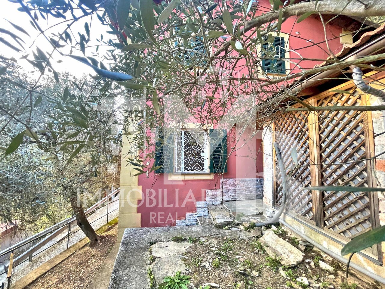 FACCIATA LATO EST - Three-room apartment Via del Camoglino 15, Avegno - photo 3
