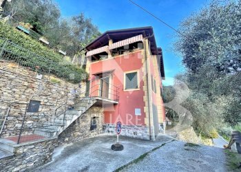LA CASA BIFAMIGLIARE E LA ZONA PER PARCHEGGIARE PI - Three-room apartment Via del Camoglino 15, Avegno - photo 2