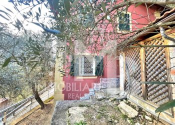 FACCIATA LATO EST - Three-room apartment Via del Camoglino 15, Avegno - photo 3