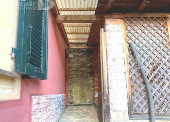 FACCIATA USCITA LATO EST E RICOVERO ATTREZI GAZEBO - Three-room apartment Via del Camoglino 15, Avegno - photo 4