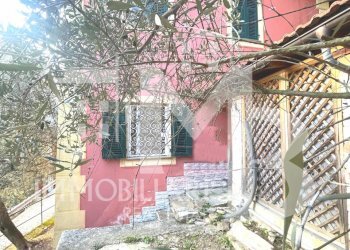 FACCIATA LATO EST A - Three-room apartment Via del Camoglino 15, Avegno - photo 7