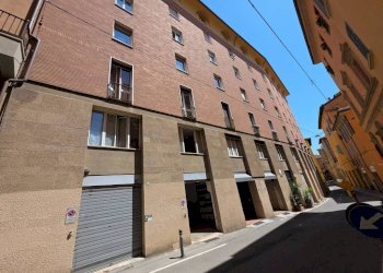 Facciata - Box via de' Poeti, Bologna (zona Colli) - foto 1