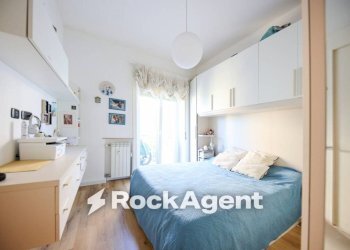Camera da letto - Three-room apartment via Cesare Cabella, 22d, Genova (neighborhood Castelletto) - photo 18