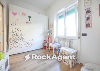 Camera da letto - Three-room apartment via Cesare Cabella, 22d, Genova (neighborhood Castelletto) - photo 24