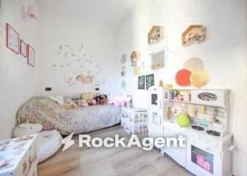 Camera da letto - Three-room apartment via Cesare Cabella, 22d, Genova (neighborhood Castelletto) - photo 27
