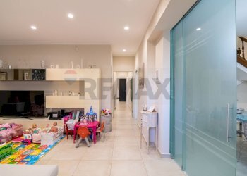 Sala da pranzo - Casa semi indipendente Via Vittorio Emanuele II
 
153, Acireale - foto 2