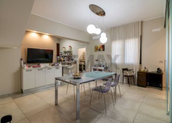 Sala da pranzo - Casa semi indipendente Via Vittorio Emanuele II
 
153, Acireale - foto 8