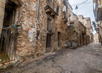Edificio all\'aperto - Casa semi indipendente Via Calì
 
54-58, Caltagirone - foto 12