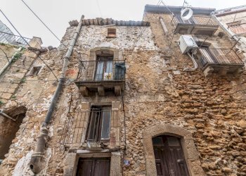 Edificio all\'aperto - Casa semi indipendente Via Calì
 
54-58, Caltagirone - foto 14