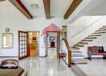 Scala interna - Villa Via  di Colle Perino, Velletri - photo 21