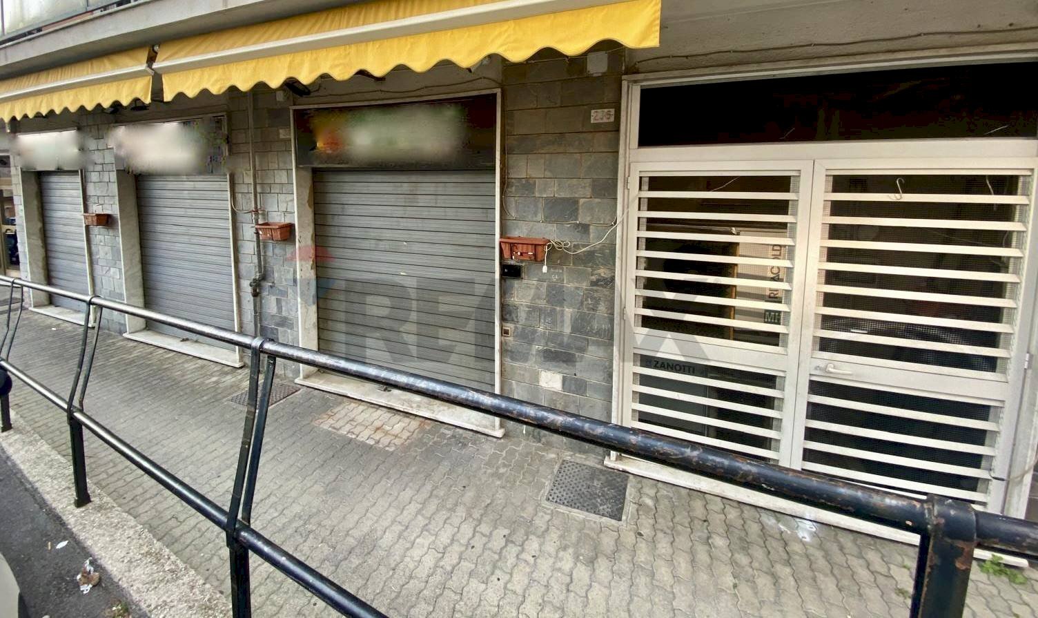 Negozio Via Aurelio Robino, 234 
 Marassi, Genova (zona Marassi) - foto 2
