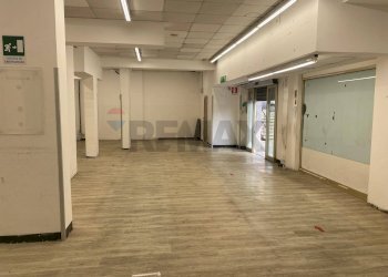 Negozio Via Aurelio Robino, 234 
 Marassi, Genova (zona Marassi) - foto 6