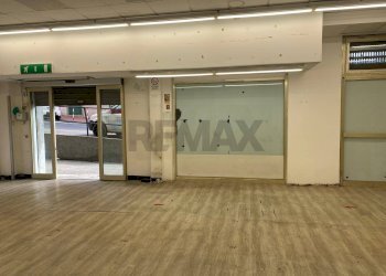 Negozio Via Aurelio Robino, 234 
 Marassi, Genova (zona Marassi) - foto 8