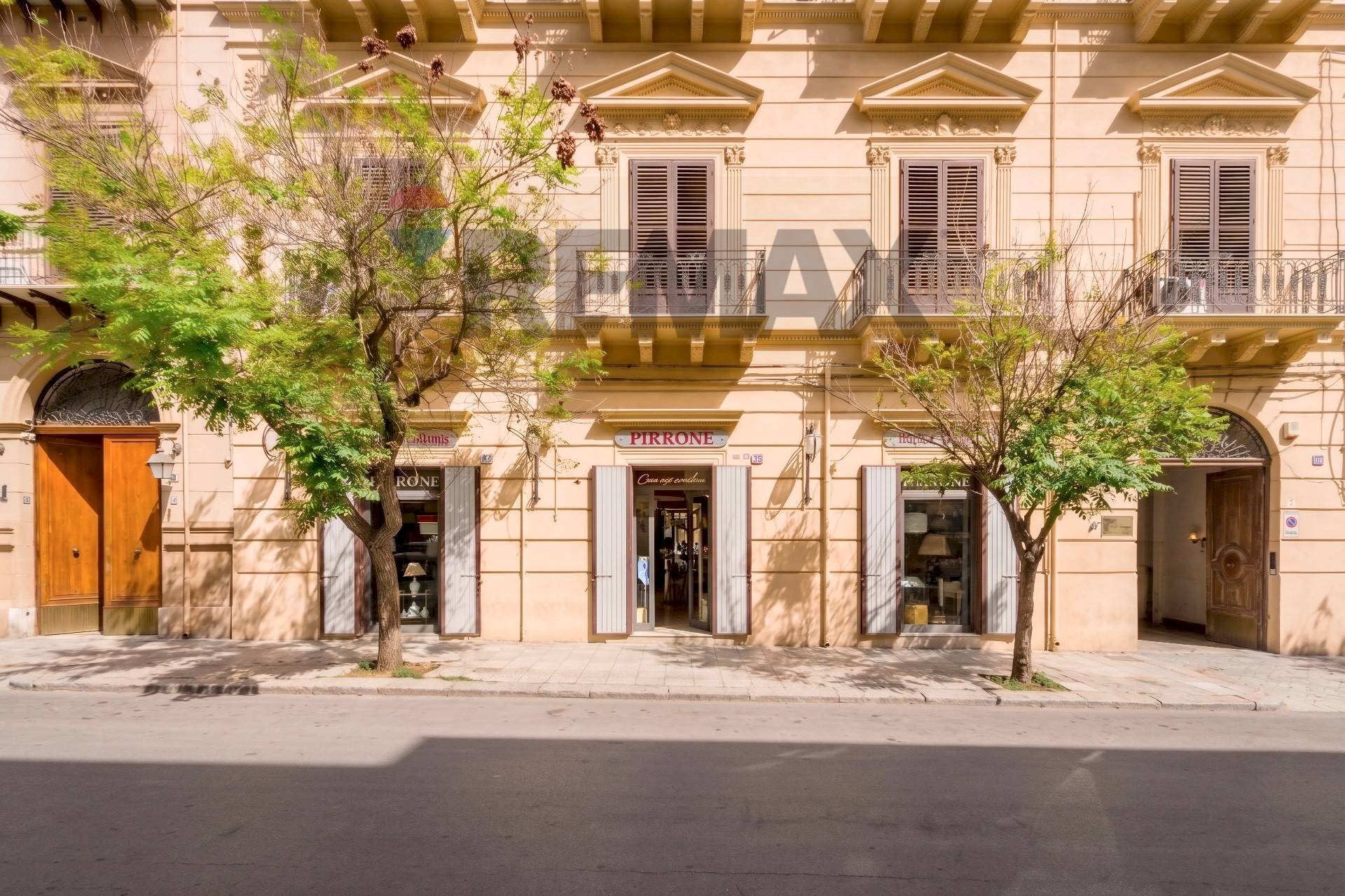 Vetrine su strada - Commercial Premises Via Paolo Paternostro
 
27, Palermo - photo 1