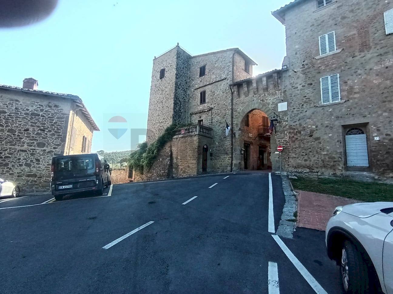 Edificio all\'aperto - Commercial Premises Largo Santa Maria
 
3, Paciano - photo 1