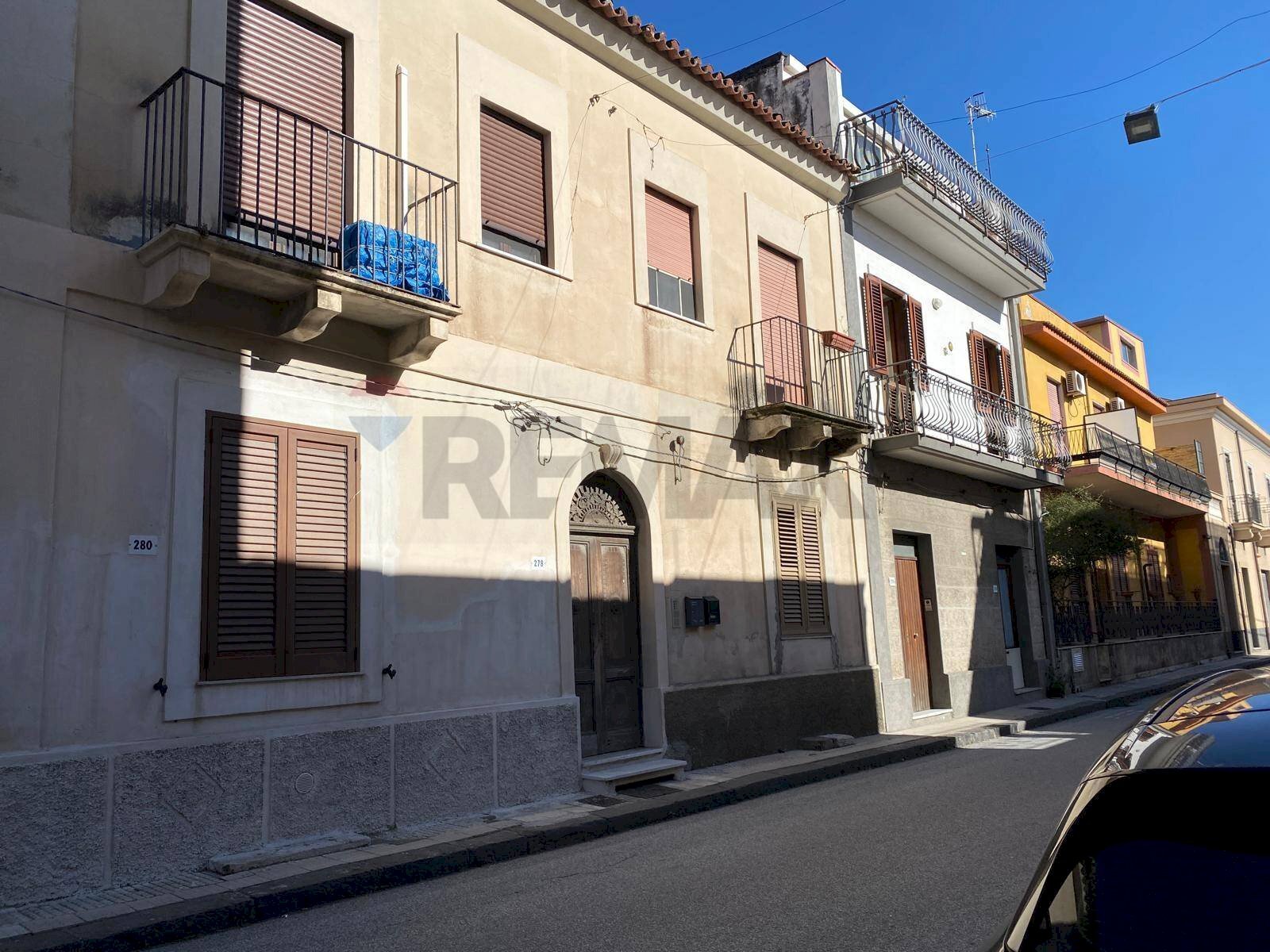 Edificio all\'aperto - Casa semi indipendente via francesco crispi
278, Alì Terme - foto 2
