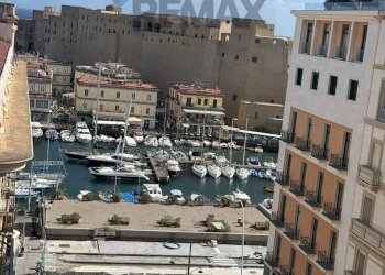 Edificio all\'aperto - Quadrilocale via santa lucia
 
143, Napoli - foto 31