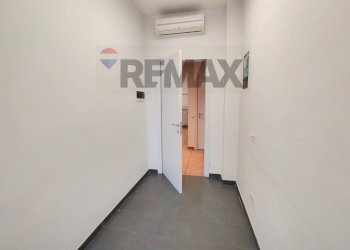 Hall / corridoio - Three-room apartment strada volvera
 
25, Orbassano - photo 23